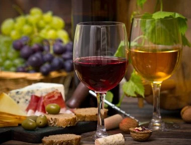 Χριστουγεννιάτικο τραπέζι: Λευκό ή κόκκινο κρασί;- Τι προσφέρει το καθένα